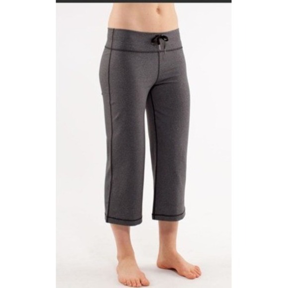 lululemon athletica Pants - Lululemon Heathered Gray Relaxed Fit Crop Pants Drawstring Back Zip‎ Pocket 6/8